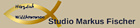 Logo: goldener Fisch mit den Worten Herzlich Willkommen Studio Markus Fischer